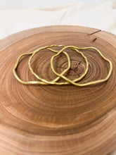 Load image into Gallery viewer, Chunky brass wavy bangle bracelets set of 3
