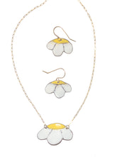 Load image into Gallery viewer, Daisy shaped ear rings and necklace