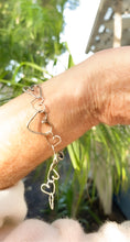 Load image into Gallery viewer, Bracelet made of interlocking hearts in silver
