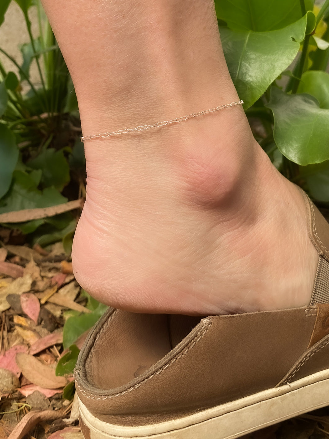 Anklet made of delicate silver crinkle links on model