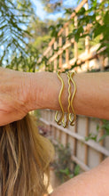 Load image into Gallery viewer, Chunky brass wavy bangle bracelets set of 3
